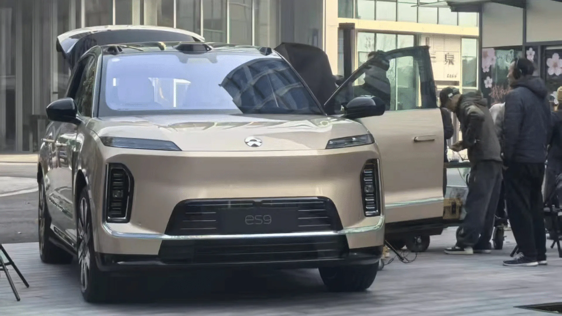 Nio ES9: SUV elettrico gigante debutta il 9 aprile