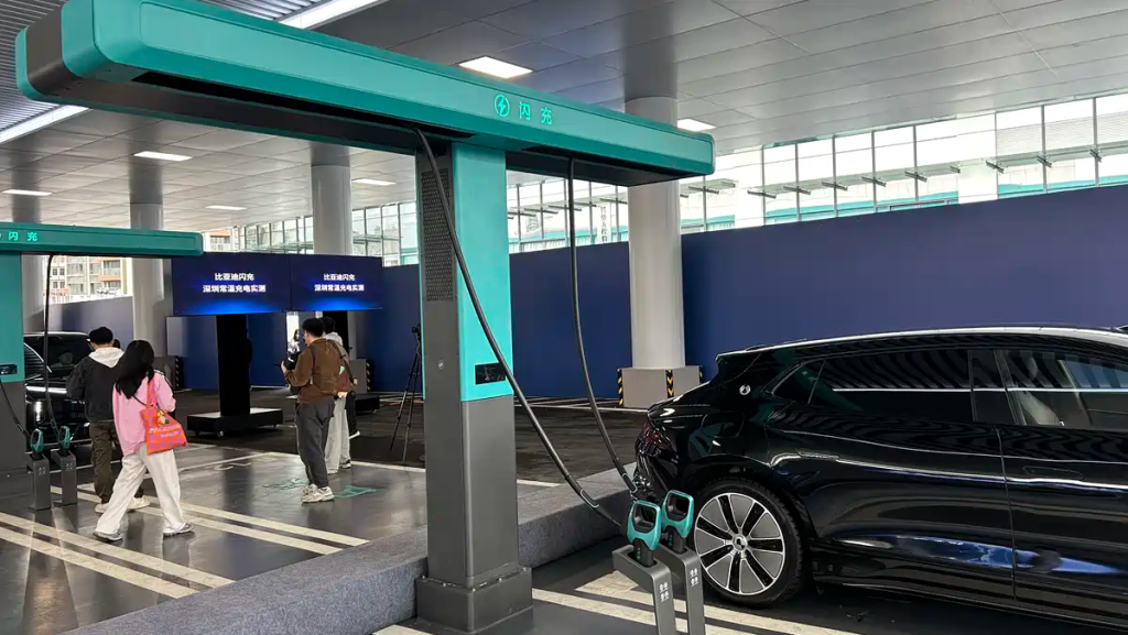 Geely sfida BYD con ricarica EV da 1.500 kW | Elettronauti.it