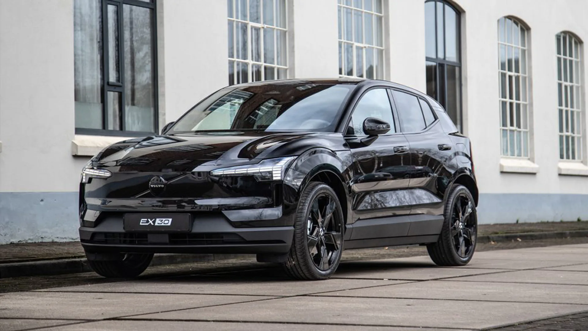 Volvo EX30 Black Edition: SUV elettrico con ecoincentivi