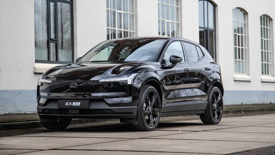 Volvo EX30 Black Edition: SUV elettrico con ecoincentivi