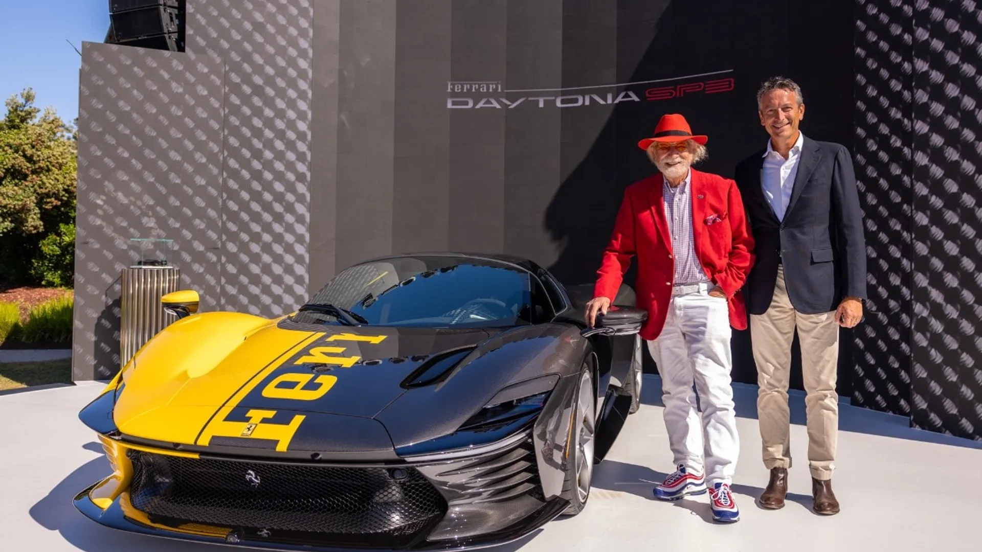 Herbert Wertheim di fianco alla sua Ferrari Daytona SP3 presa all'asta lo scorso anno per 26 milioni di dollari