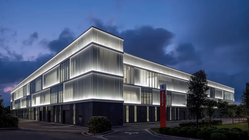 Il nuovo e-building Ferrari apre in vista del debutto della prima auto sportiva EV