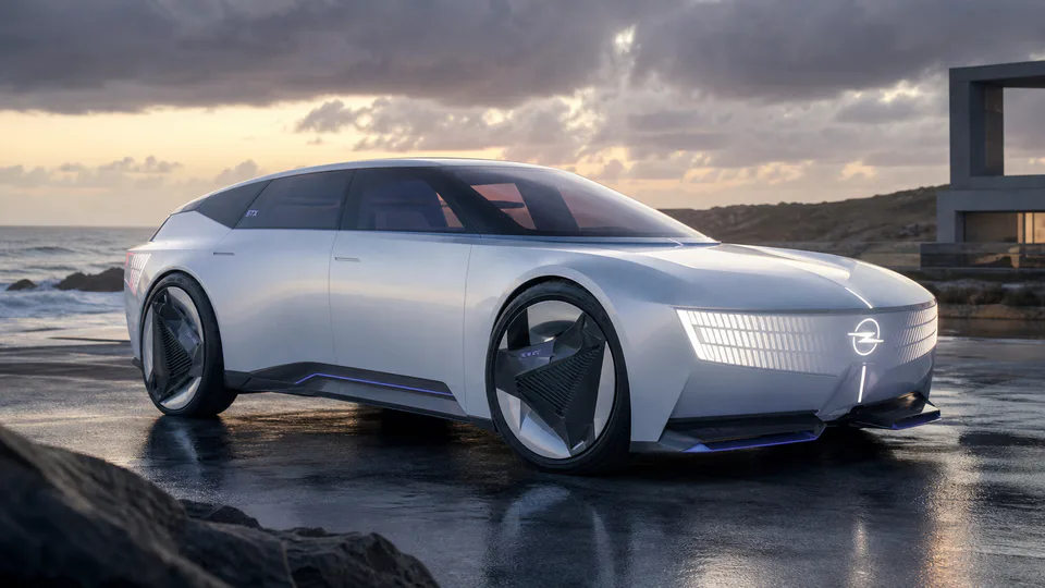 La Opel STX Concept, station wagon elettrica con aerodinamica attiva e trazione integrale