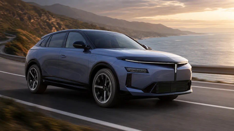 La nuova Lancia Gamma, crossover fastback con motorizzazioni ibride ed elettriche