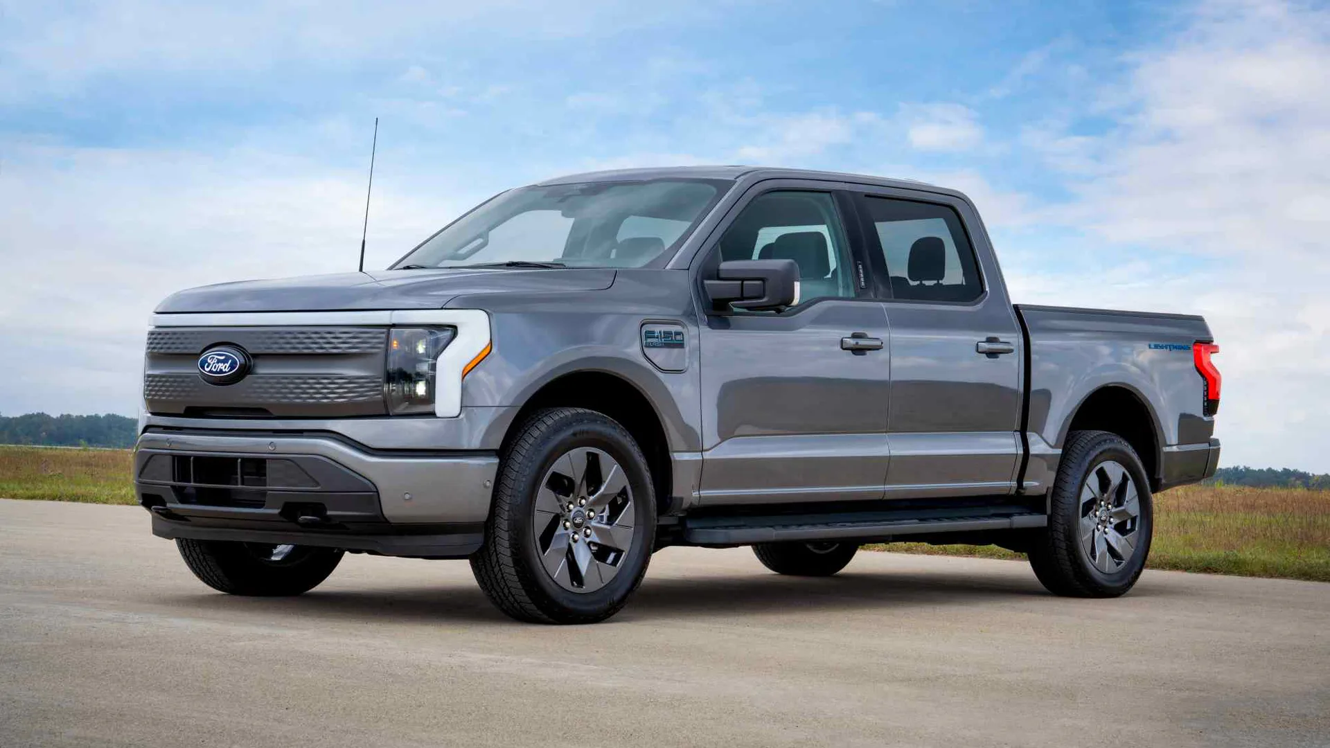 Ford presenta l'F-150 Lightning 'Flash' con autonomia 514 km, cabina high-tech, pompa di calore a 70.000 dollari