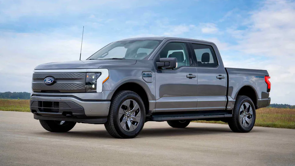 Ford presenta l'F-150 Lightning 'Flash' con autonomia 514 km, cabina high-tech, pompa di calore a 70.000 dollari