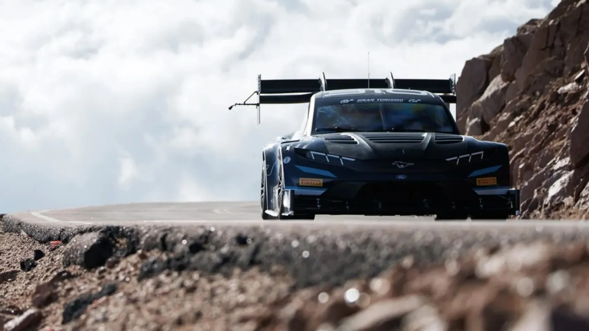 Ford Mustang Mach-E elettrica domina Pikes Peak EV