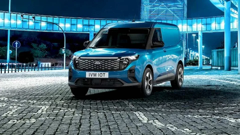 Ford svela il suo terzo furgone elettrico, l'E-Transit Courier