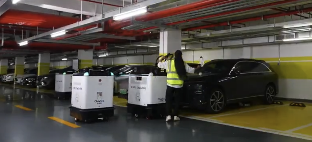 Robot ricarica mobili: la svolta per i parcheggi in Cina | Elettronauti.it