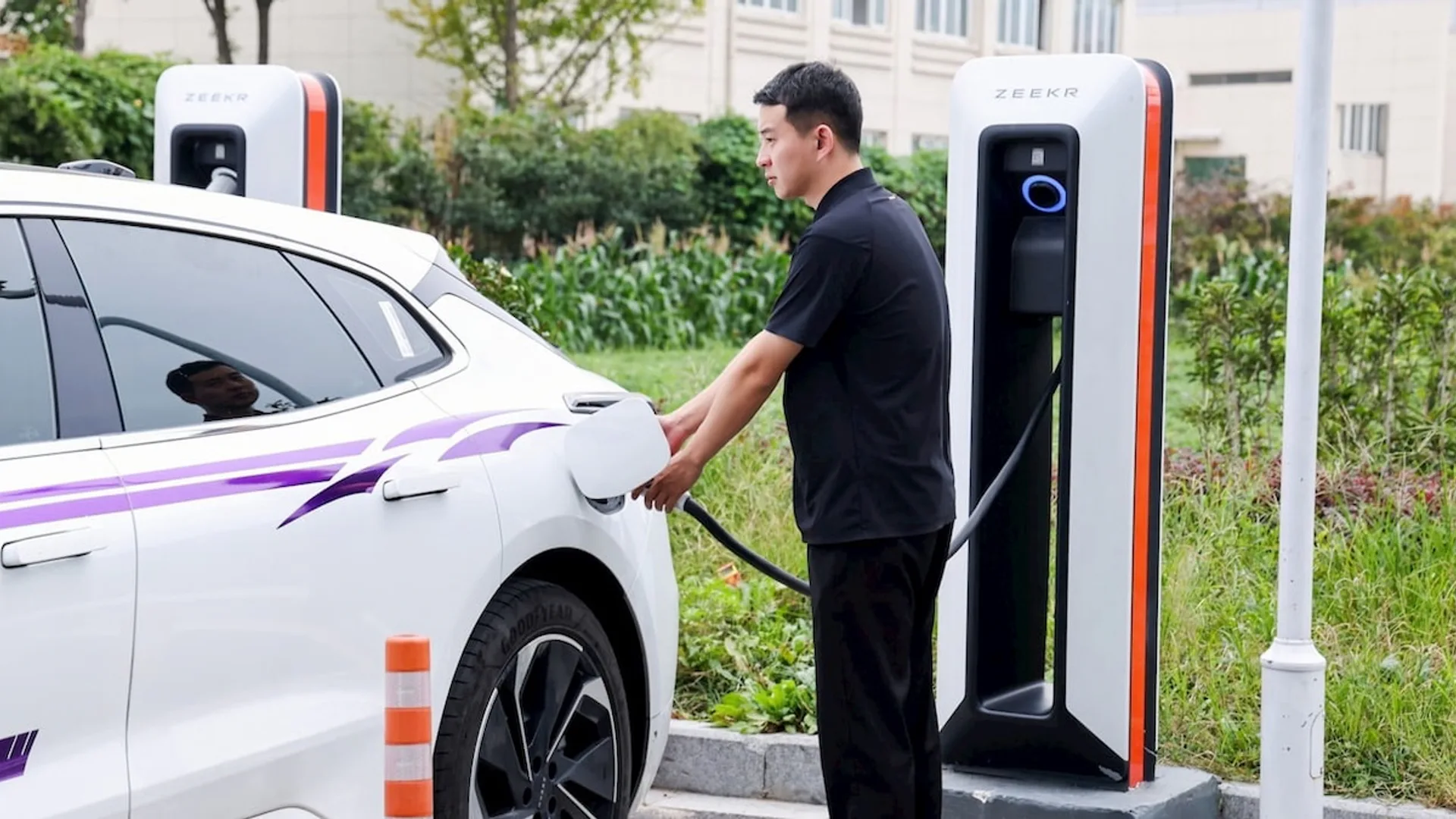 Geely sfida BYD con ricarica EV da 1.500 kW