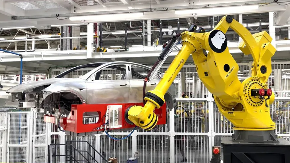 Tesla mostra il nuovo robot "Godzilla" - uno sguardo approfondito all'ultima linea di produzione