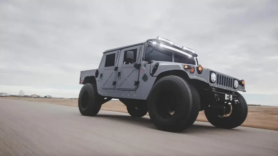 Humvee elettrico alimentato da motore Tesla