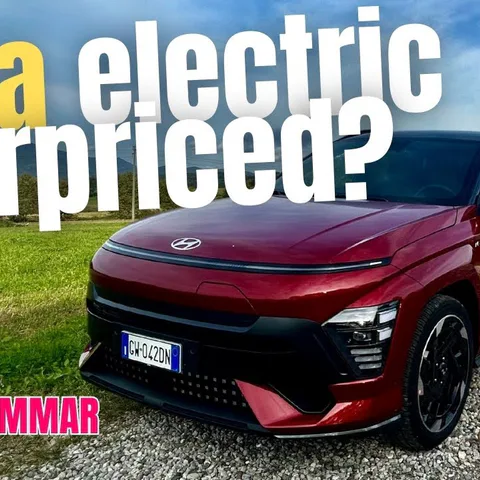 Copertina del video dedicato alla prova della Hyundai Kona Electric N Line, con analisi di consumi, comfort e prezzo