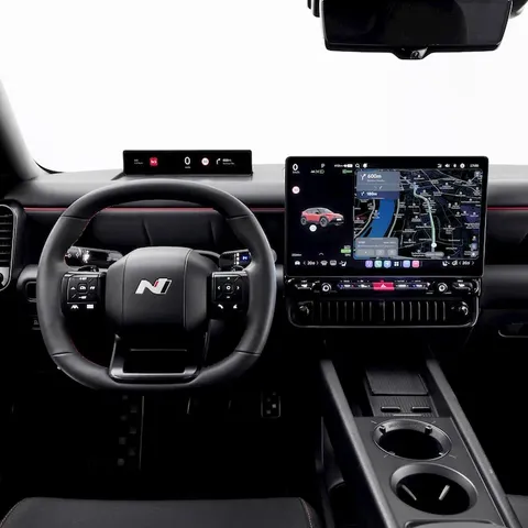 Hyundai Pleos Connect sfida Tesla con più controlli fisici