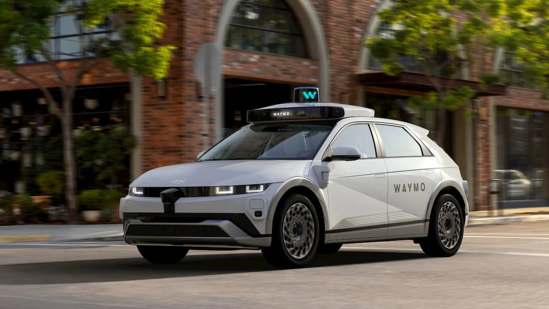 La nuova IONIQ 5 di Hyundai, prodotta negli USA, diverrà robotaxi grazie a Waymo.