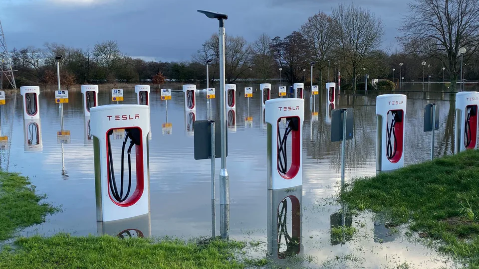 Il dramma delle auto elettriche e l'alluvione