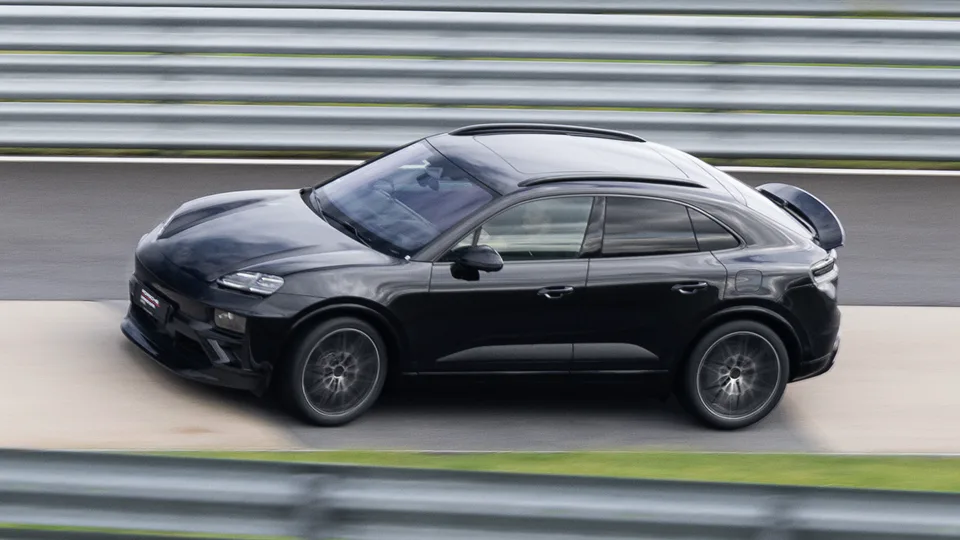 La Porsche Macan EV è finalmente arrivata con un'autonomia di oltre 480 km secondo il ciclo WLTP e capacità sportive su pista.