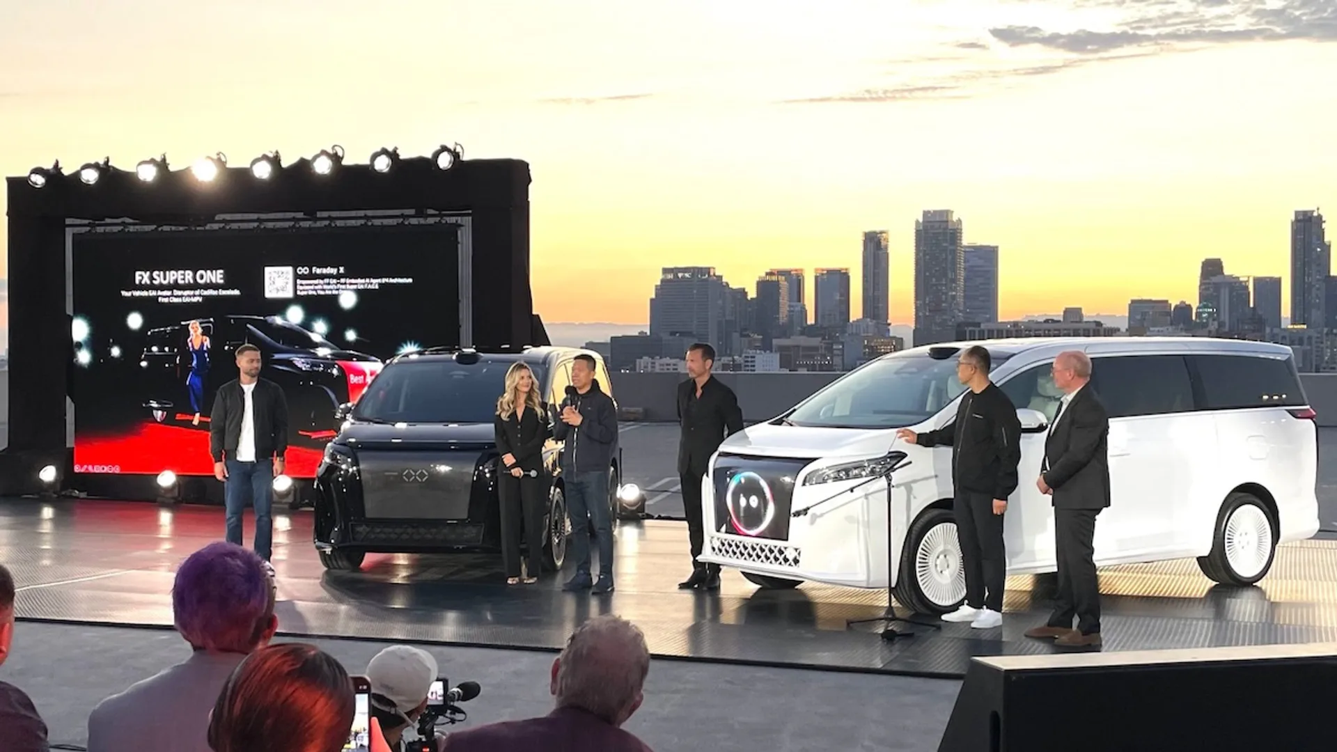 Faraday Future FX Super One: debutta il minivan elettrico di lusso con griglia LED “F.A.C.E.”