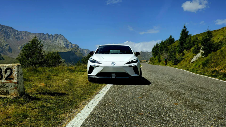 MG4 Std 2022 di Ginger - Frontale al Passo Gavia