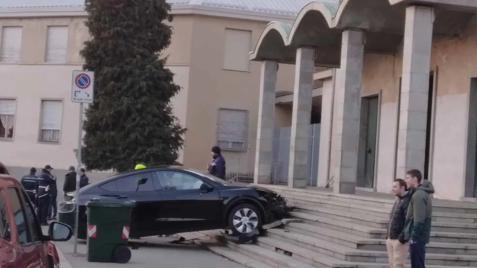 Schianto a Torino: una Tesla Model Y sui gradini della chiesa