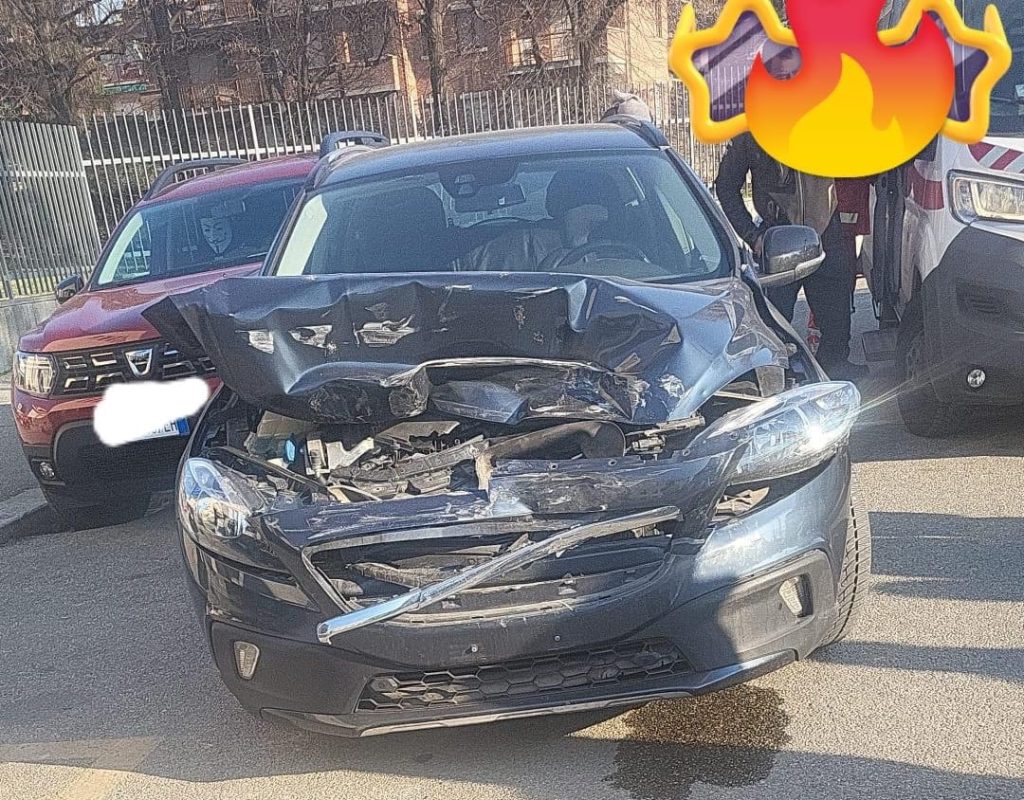 Schianto a Torino: una Tesla Model Y sui gradini della chiesa | Elettronauti.it
