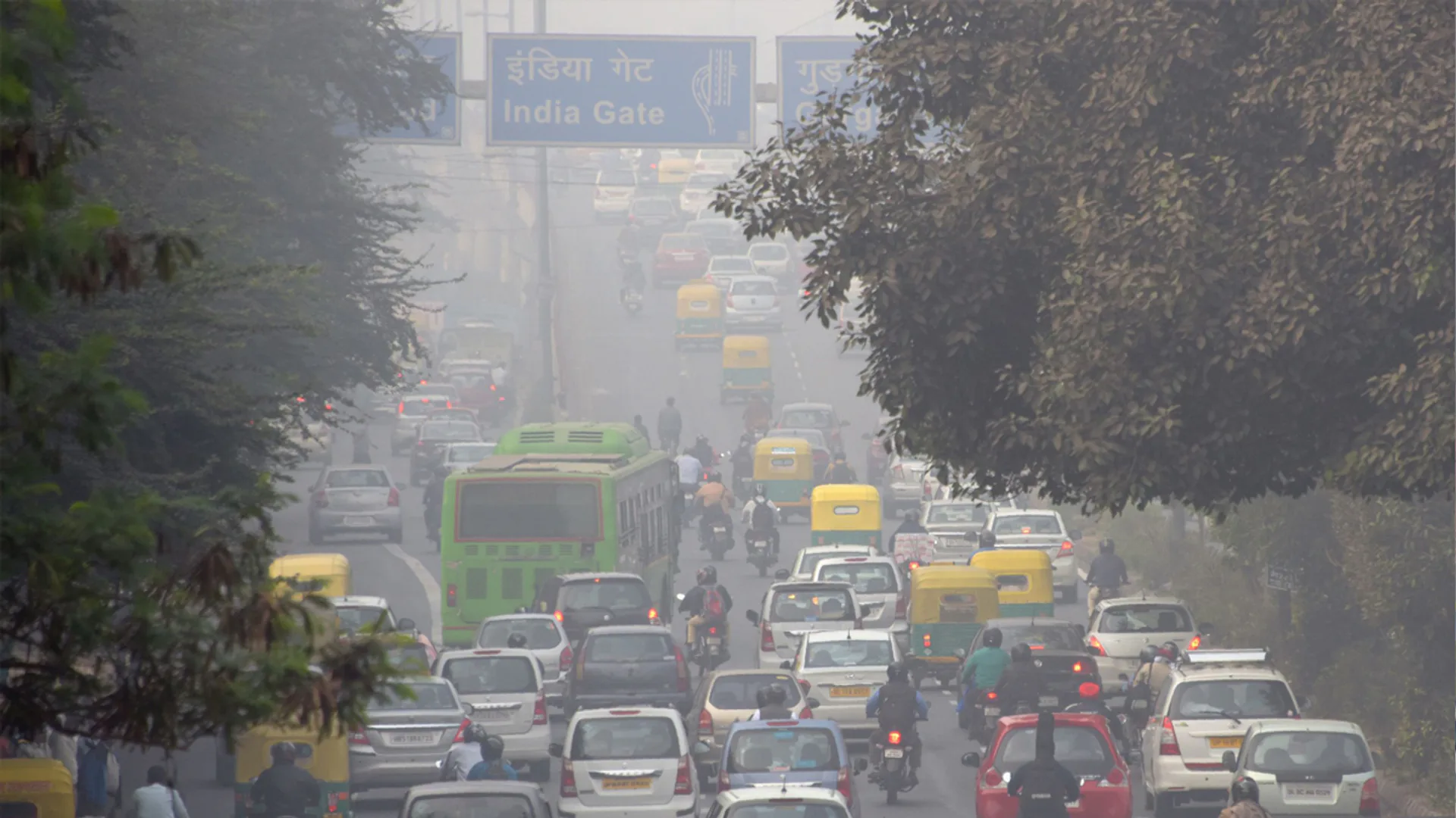 Azioni antinquinamento in India con blocco rifornimenti in Delhi per veicoli ICE e programma per il 2035.
