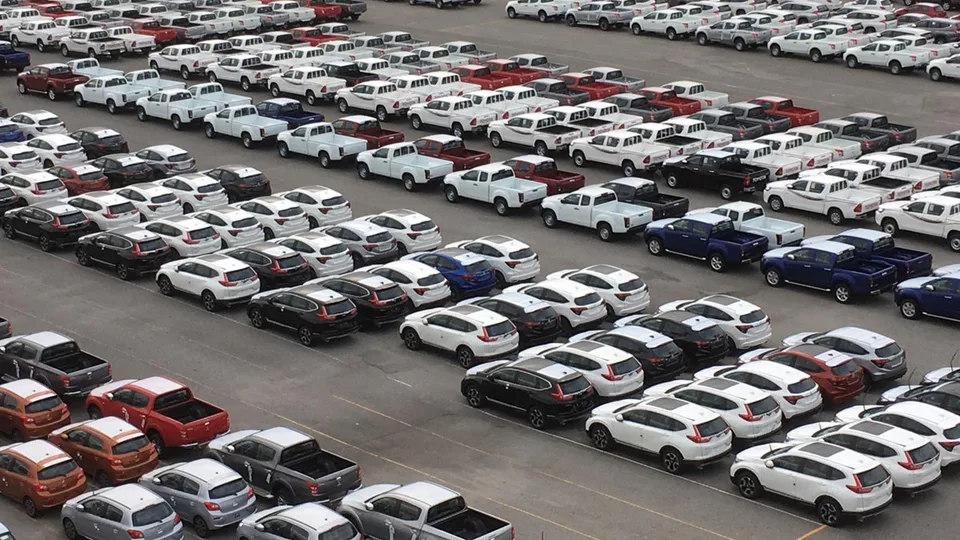 I produttori di auto termiche in Cina affrontano il disastro delle invendute mentre incombe la crisi dell’inquinamento.