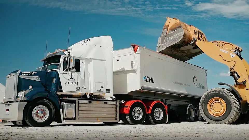 Scambio delle batterie per camion elettrici lungo un corridoio dedicato al trasporto merci