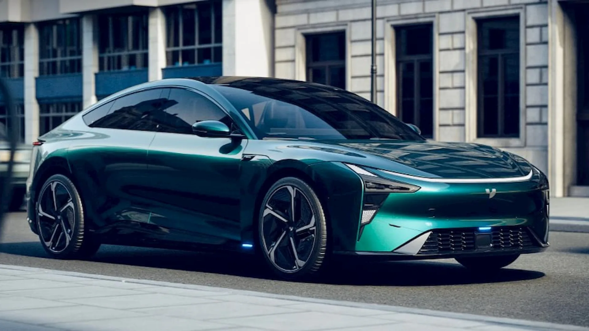 JiYue 07 presentata come elegante berlina elettrica per sfidare la Tesla Model 3 con basi Volvo.