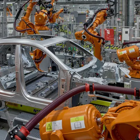 Porsche dà il via alla produzione della Macan EV