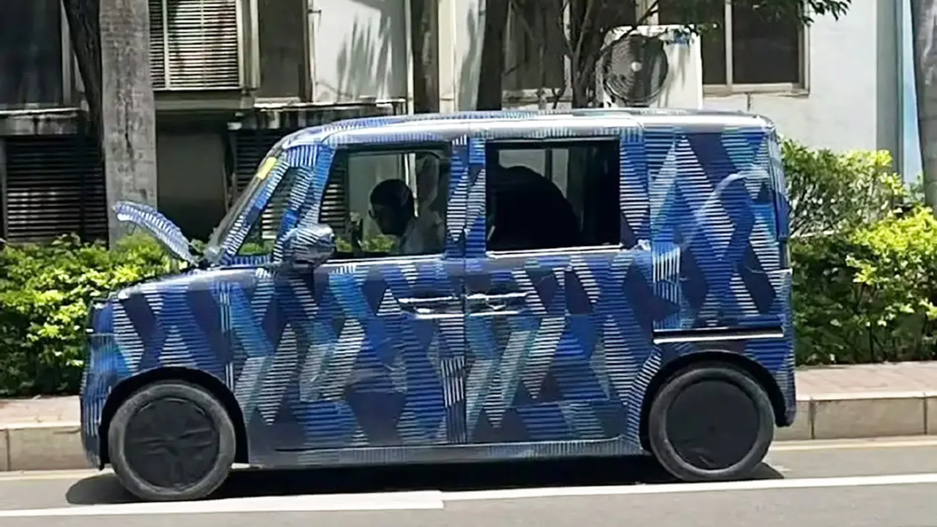 vista laterale BYD kei car elettrica