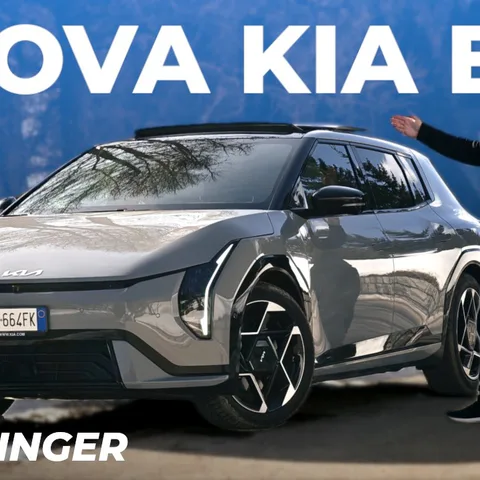 Copertina del video dedicato alla prova della Kia EV4 hatchback, con analisi di consumi, comfort ed ergonomia