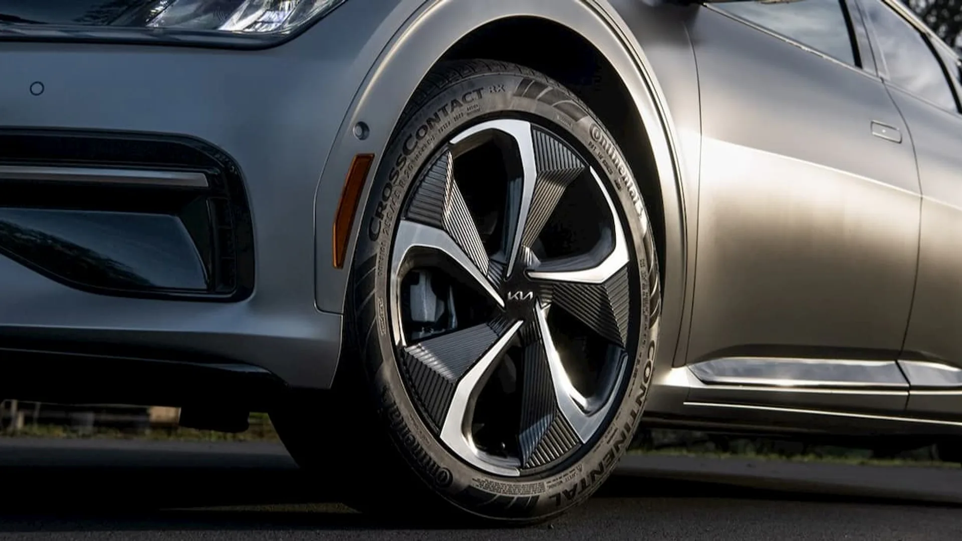 La Kia EV6 è stata avvistata con un nuovo ed entusiasmante facelift e sono stati rivelati aggiornamenti del design