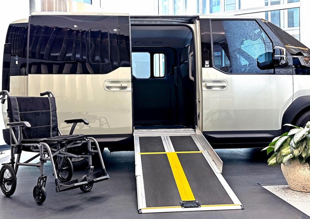 Kia presenta il PV5 WAV: il van elettrico accessibile per persone in sedia a rotelle | Elettronauti.it