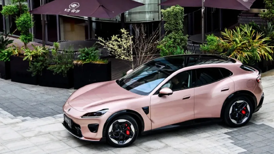 Luxeed RX: il SUV coupé elettrico da 586 CV