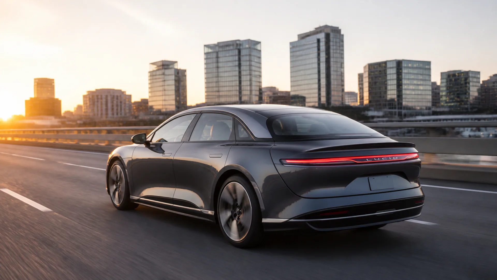 Immagine di copertina della Flash News dedicata al richiamo di 27.185 berline elettriche Lucid Air