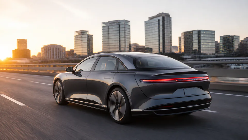 Immagine di copertina della Flash News dedicata al richiamo di 27.185 berline elettriche Lucid Air