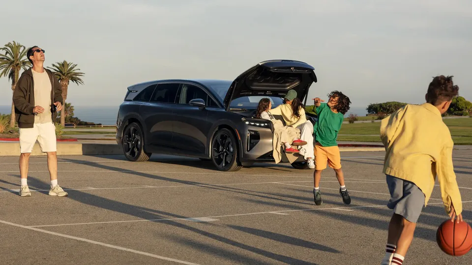 Lucid Gravity punta sulle famiglie con una nuova campagna marketing