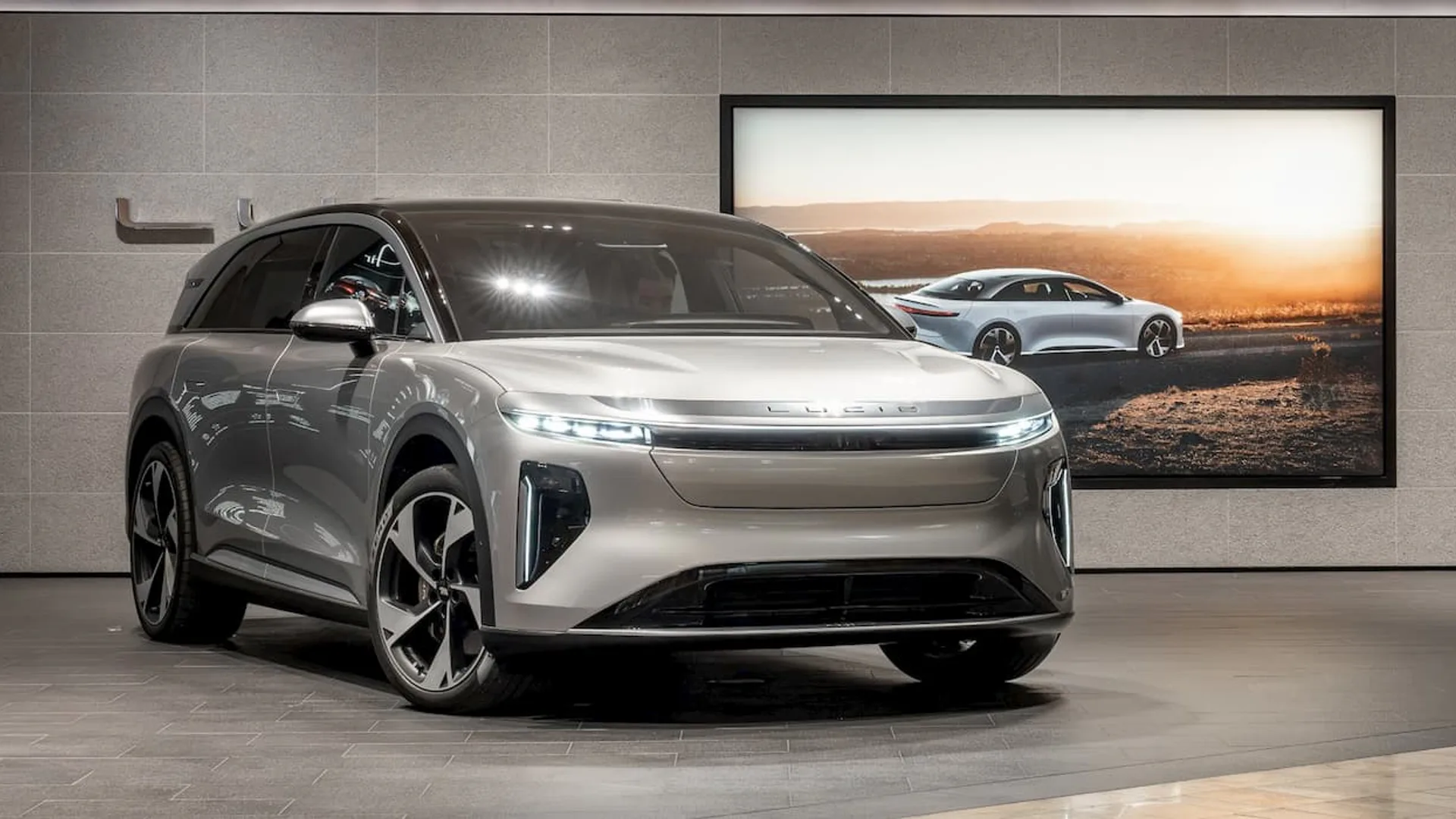 Il primo SUV elettrico Gravity di pre-produzione di Lucid esce dall'assemblaggio