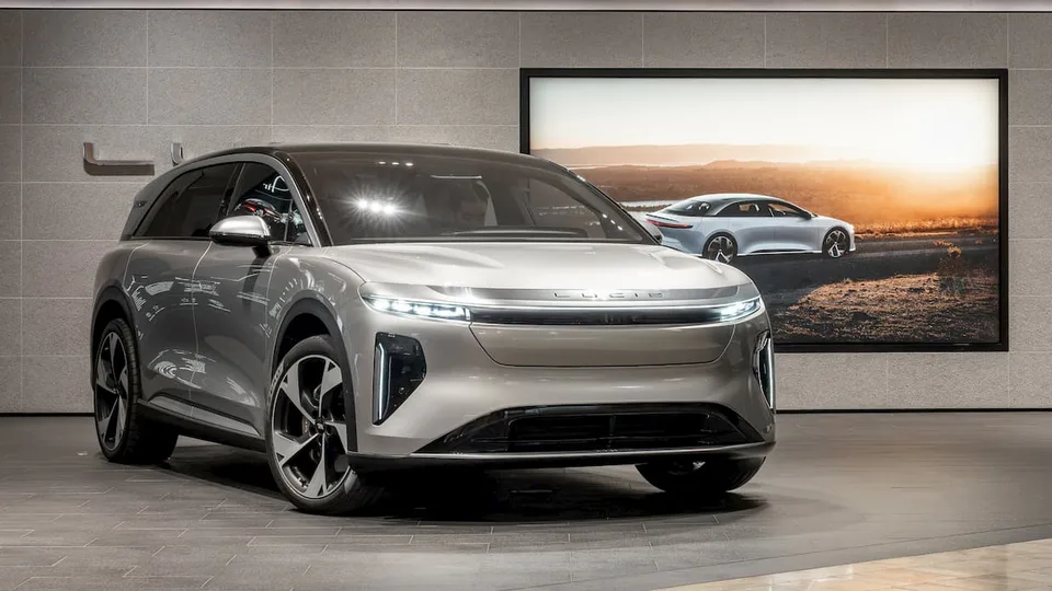 Il primo SUV elettrico Gravity di pre-produzione di Lucid esce dall'assemblaggio