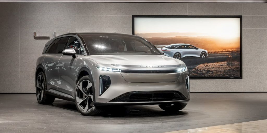 Il primo SUV elettrico Gravity di pre-produzione di Lucid esce dall'assemblaggio | Elettronauti.it