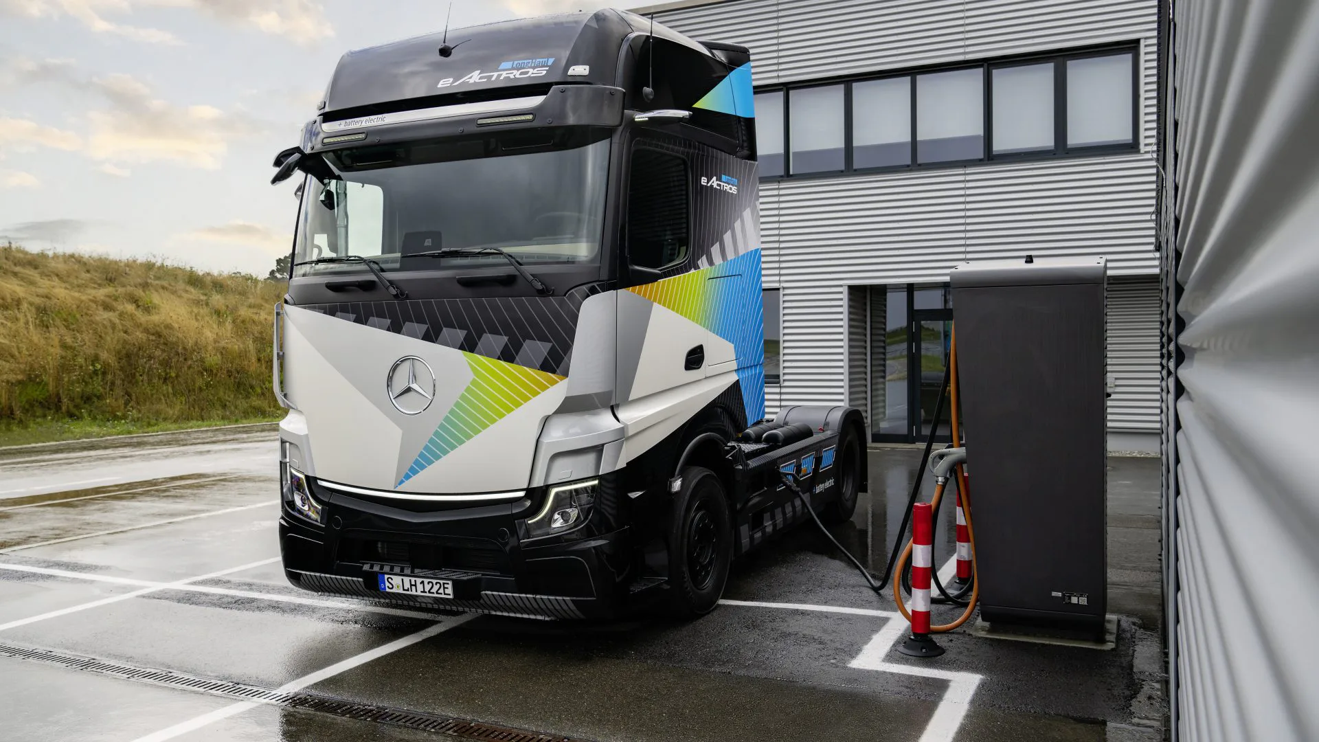 Mecedes Benz eActros LongHaul anteriore