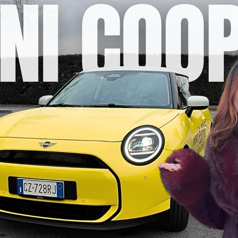 Copertina del video dedicato alla prova della Mini Cooper E elettrica, con focus su consumi, batteria e ricarica