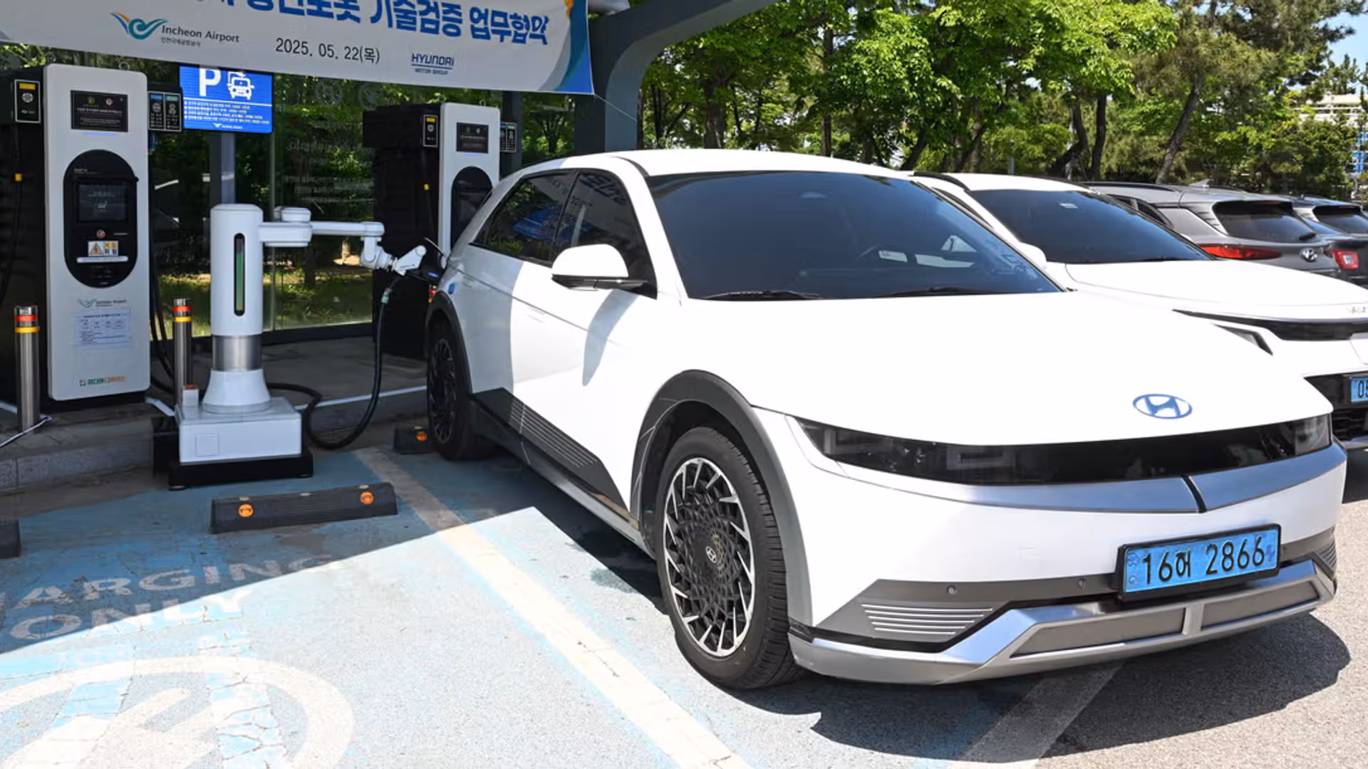 Robot Hyundai per ricarica EV