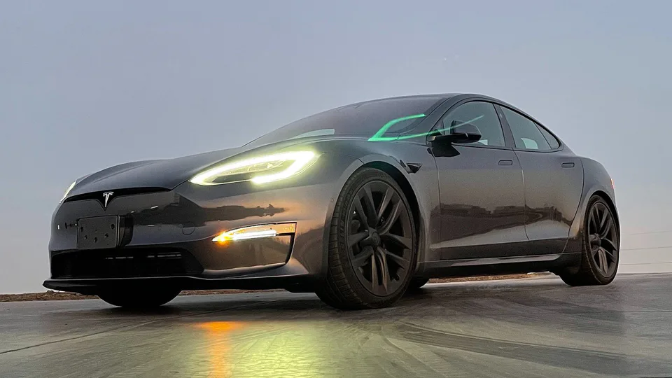 Model S Plaid Grigia