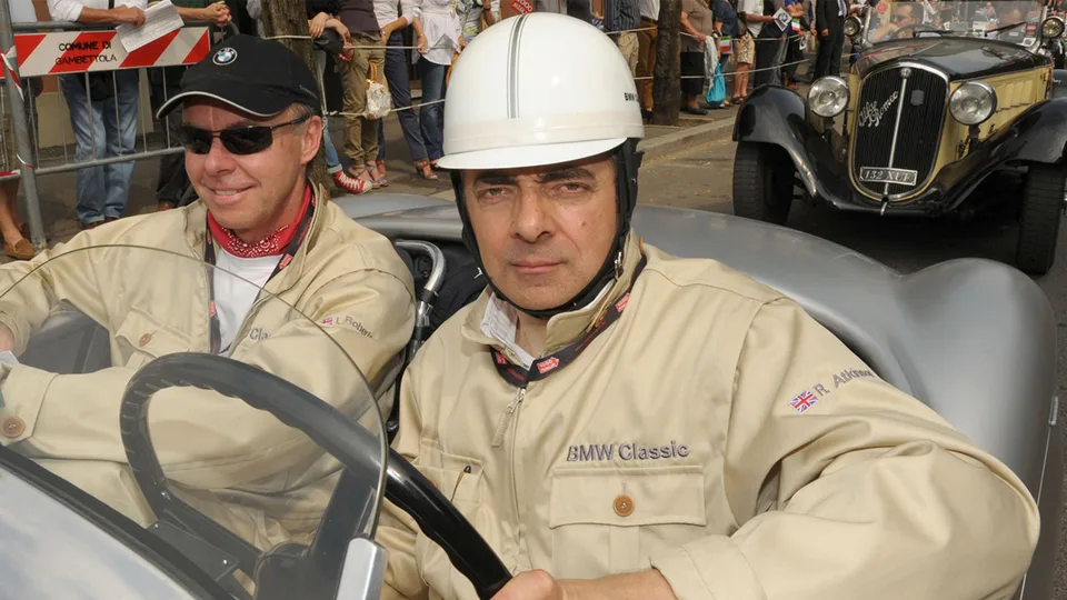 Rowan Atkinson il creatore di Mr.Been - affronta il tema auto elettriche