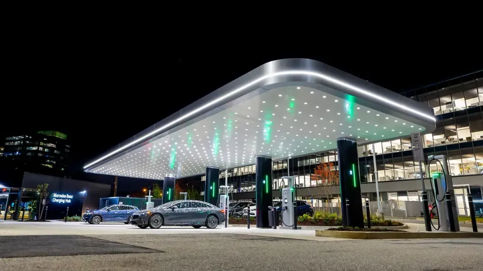 Mercedes, il nuovo hub per la ricarica fast aperto a tutti
