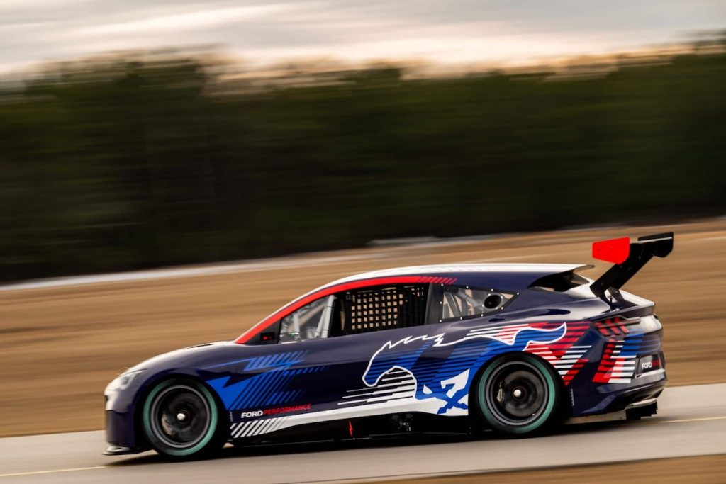 Ford  Mustang Mach-E EV trimotore per la NASCAR -  "Bestiale"! | Elettronauti.it