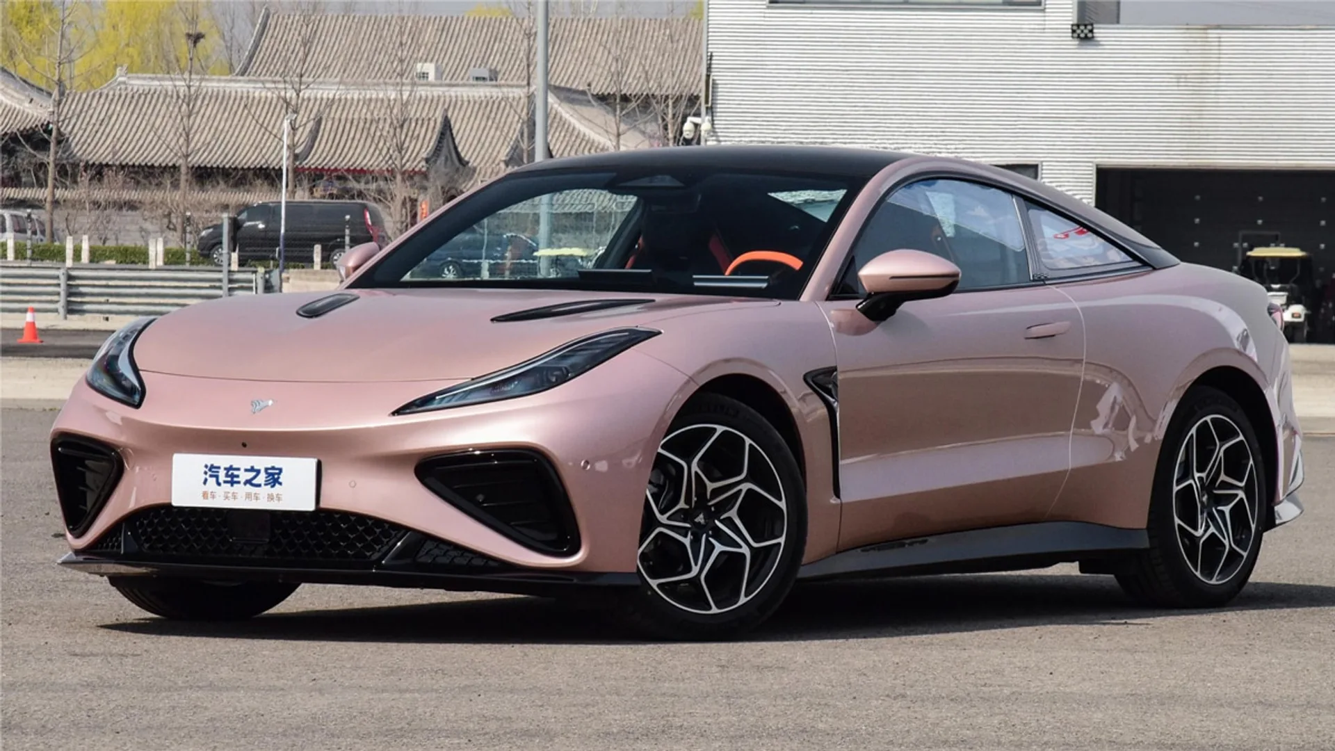 L'auto sportiva elettrica NETA GT di HOZON con 462 CV e 580 km di autonomia