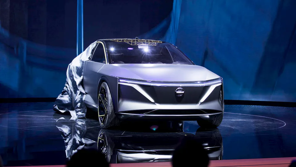 Nissan presenta in anteprima ai concessionari tre nuovi veicoli elettrici, tra cui una LEAF di nuova generazione e il successore della Maxima